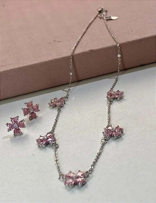 CONJUNTO PRATEADO RÓDIO COLAR E BRINCO FLOR ROSA