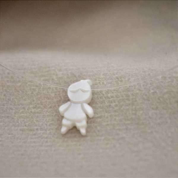 COLAR CHOKER FIO DE NYLON COM PINGENTE MENINO