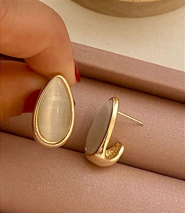 BRINCO DOURADO OLHO DE GATO GOTA JOTA