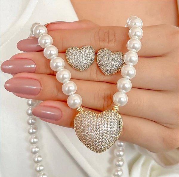 COLAR DOURADO PÉROLAS COM PINGENTE CORAÇÃO CRAVEJADO