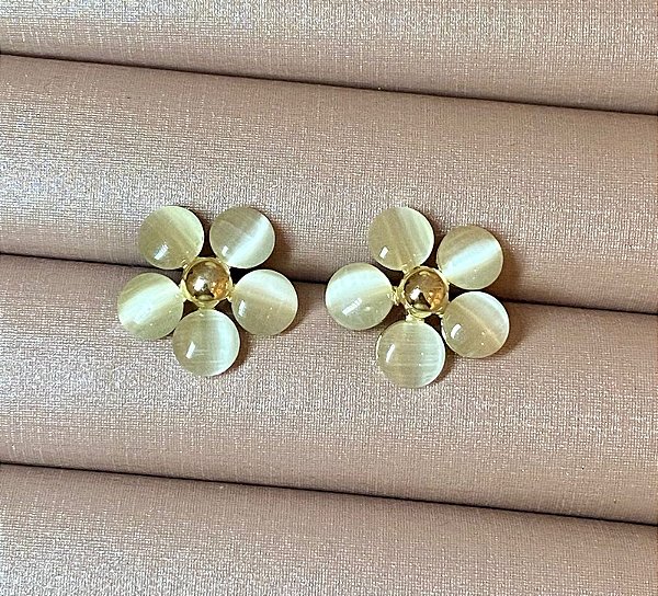 BRINCO DOURADO FLOR OLHO DE GATO