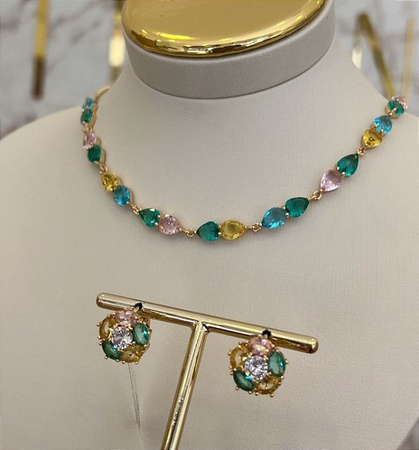 COLAR DOURADO COM PEDRAS EM GOTA COLORIDAS