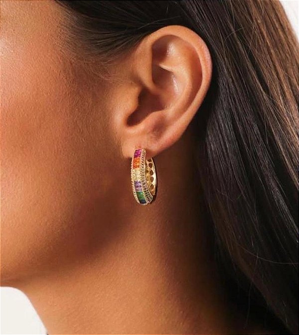 BRINCO DOURADO ARGOLA CRAVEJADA E PEDRAS