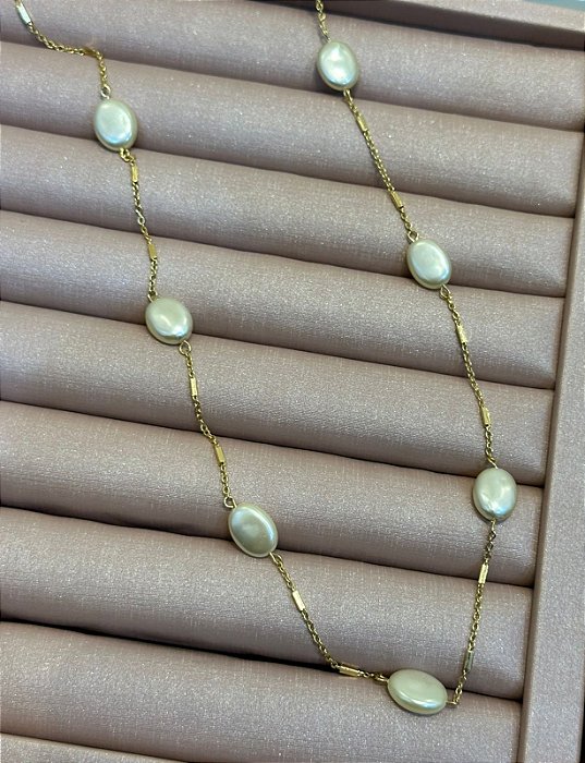 COLAR DOURADO LONGO DETALHE DE PÉROLAS