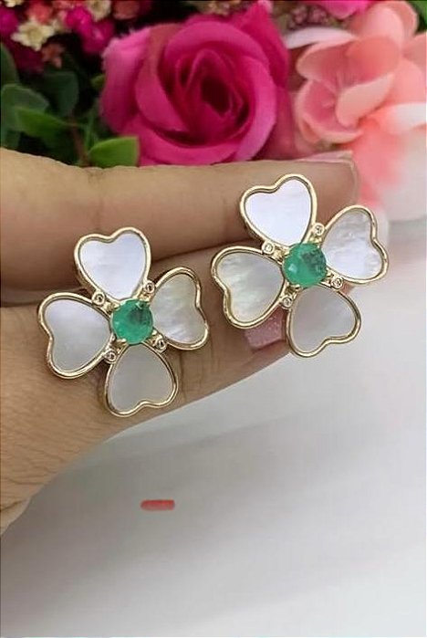 BRINCO DOURADO FLOR MADRE PÉROLA COM ZIRCÔNIA VERDE