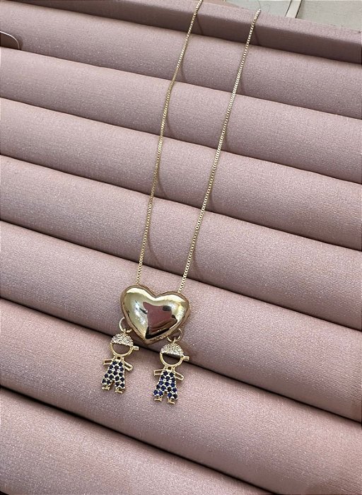 COLAR DOURADO CORAÇÃO COM DOIS MENINOS CRAVEJADOS