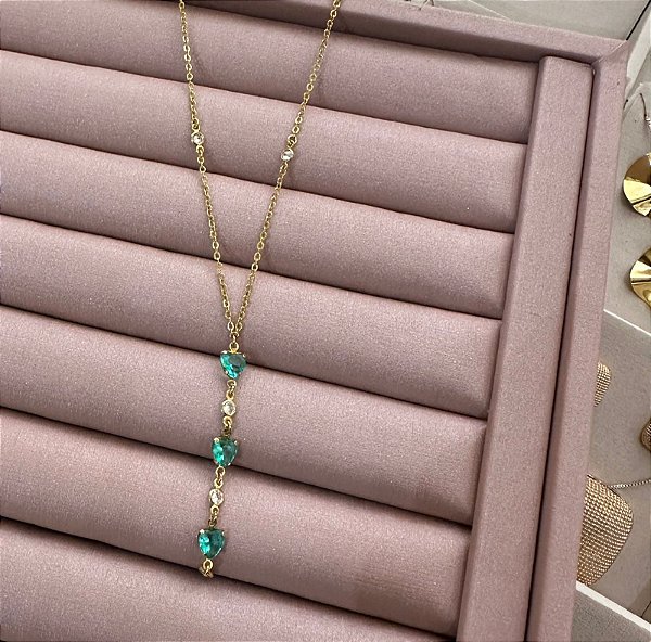 COLAR DOURADO GRAVATINHA COM PEDRAS VERDE
