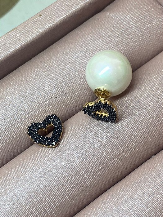 BRINCO DOURADO CORAÇÃO CRAVEJADO COM PÉROLA