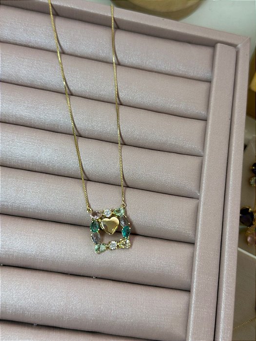 COLAR DOURADO VENEZIANA COM PINGENTE QUADRADO COM CORAÇÃO