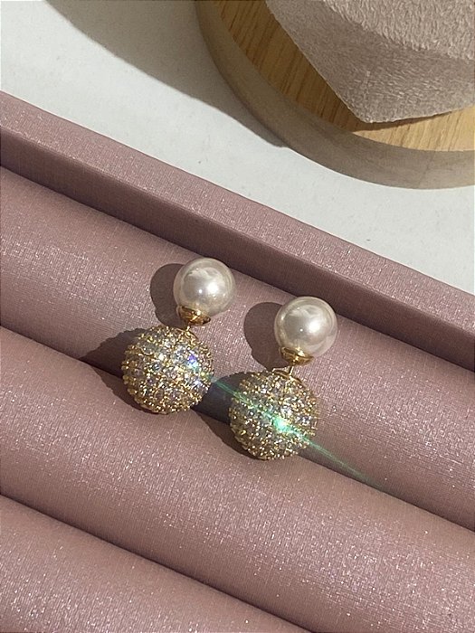 BRINCO DOURADO PÉROLA COM FECHO BOLA CRAVEJADO