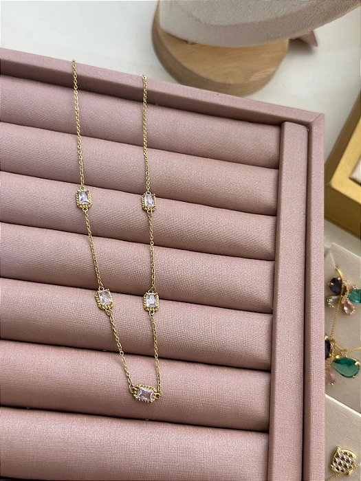 COLAR DOURADO COM PEDRA RETANGULAR CRISTAL