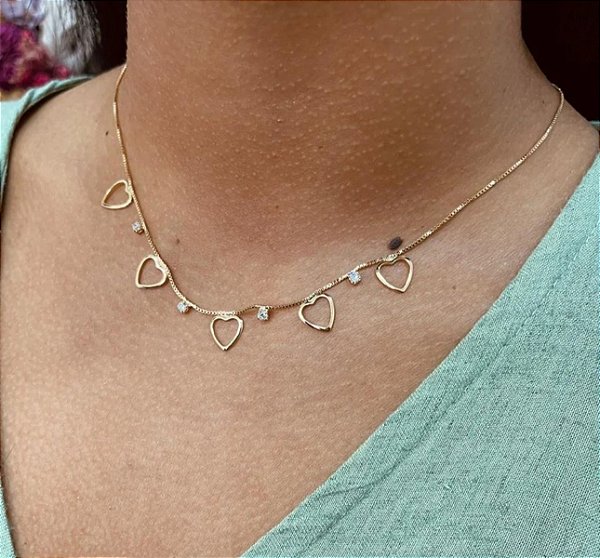 COLAR DOURADO CORAÇÃO COM PONTOS DE LUZ