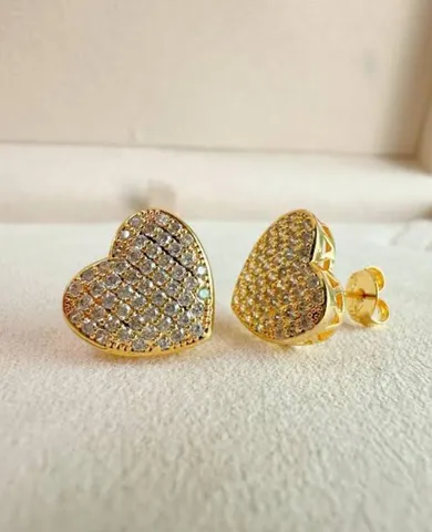 BRINCO DOURADO CORAÇÃO CRAVEJADO