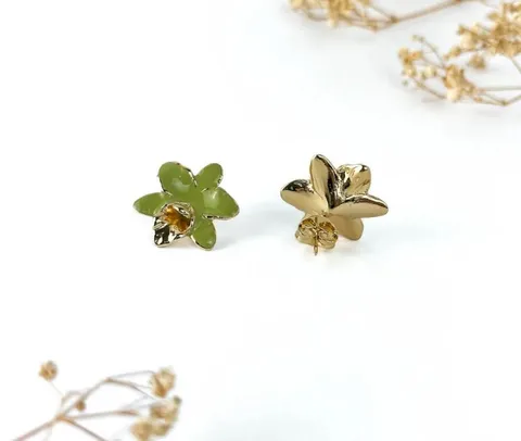 BRINCO DOURADO FLOR ESMALTADA VERDE