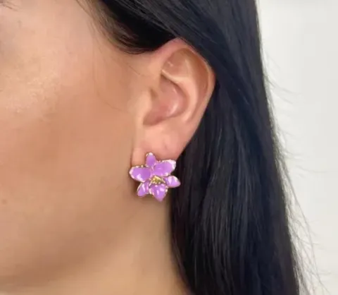 BRINCO DOURADO FLOR ESMALTADA LILÁS