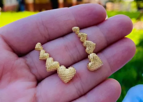 BRINCO DOURADO CORAÇÕES