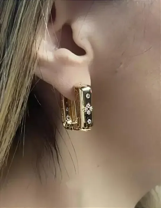 BRINCO DOURADO QUADRADO