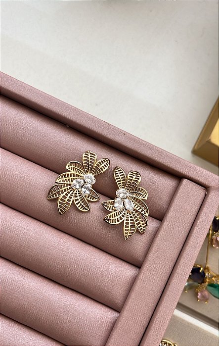 BRINCO DOURADO FOLHA COM ZIRNCÔNIAS