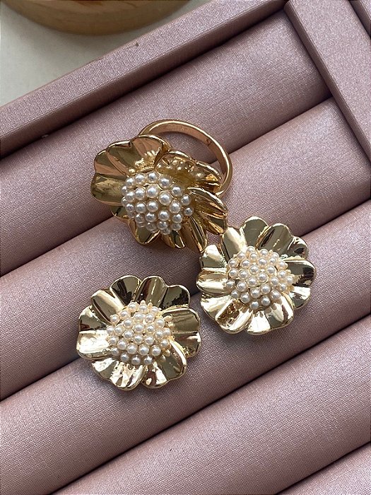 CONJUNTO DOURADO ANEL E BRINCOS FLOR COM PÉROLAS