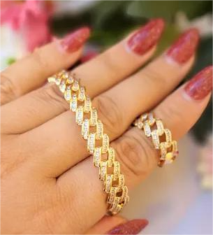 CONJUNTO DOURADO CRAVEJADO ANEL E BRACELETE ENTRELAÇADO
