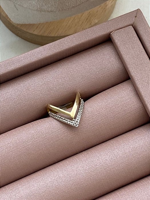 ANEL DOURADO COM DETALHE DE RÓDIO