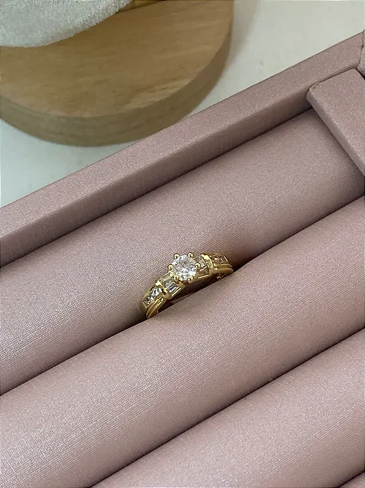 ANEL DOURADO SOLITARIO CRAVEJADO