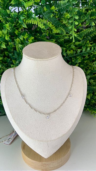 CORRENTE TORCIDA COM PEQUENOS PINGENTES BRINLHANTES PRATA