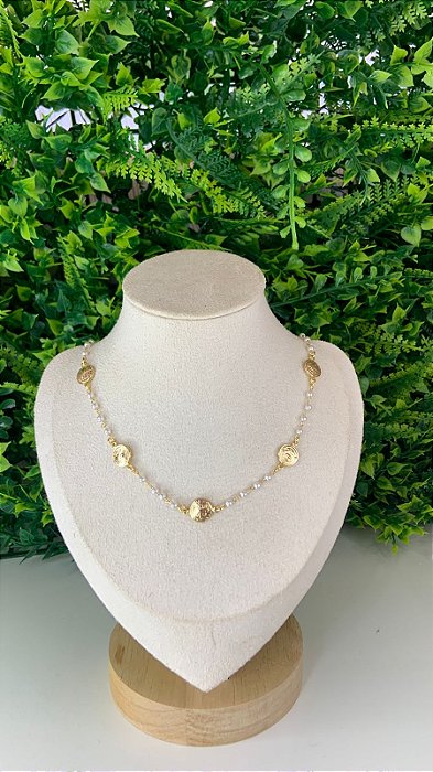 COLAR DOURADO COM PERÒLAS E MEDALHAS COM AUTORELEVO