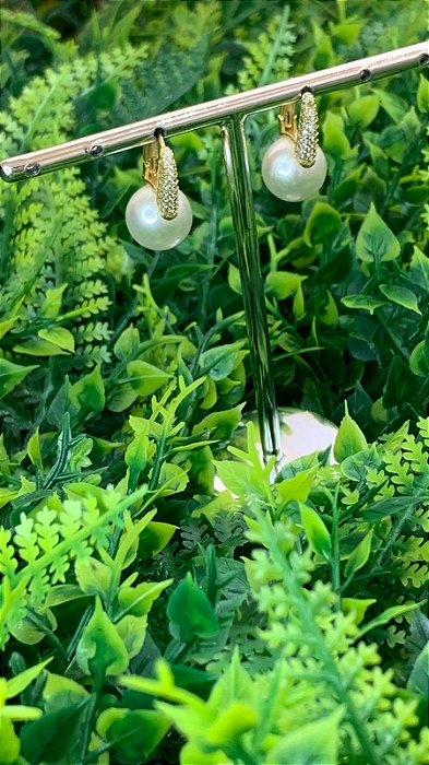 BRINCO PERÓLA CRAVEJADO DOURADO