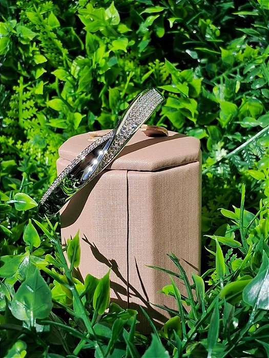 BRACELETE TORCIDO CRAVEJADO COM ZIRCONIA
