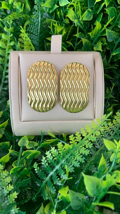 BRINCO OVAL TEXTURIZADO DOURADO