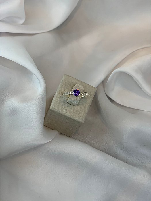 ANEL DE FORMATURA CRAVEJADO COM PEDRA ROXA