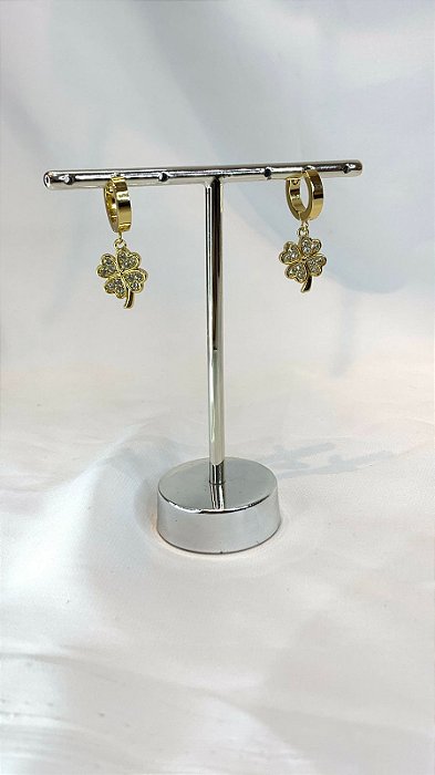 BRINCO TREVO CRAVEJADO DOURADO AÇO