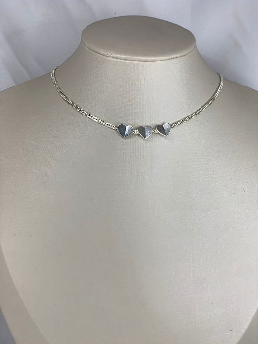 CHOKER PRATA COM TRÊS CORAÇÕES