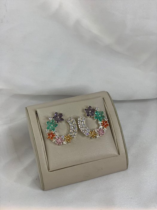 BRINCO COM FLORES COLORIDAS CRAVEJADO PRATA