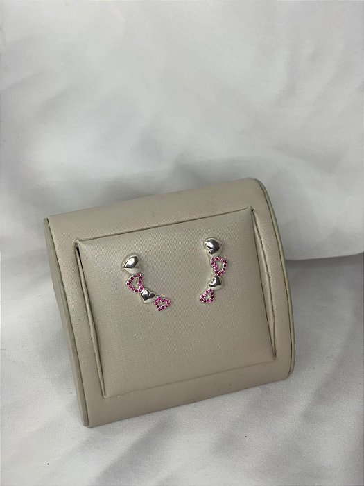 BRINCO CORAÇÕES PRATA COM ZIRCONIAS ROSAS