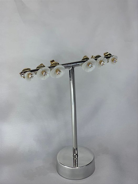 BRINCO TRIO DE FLORES BRANCAS