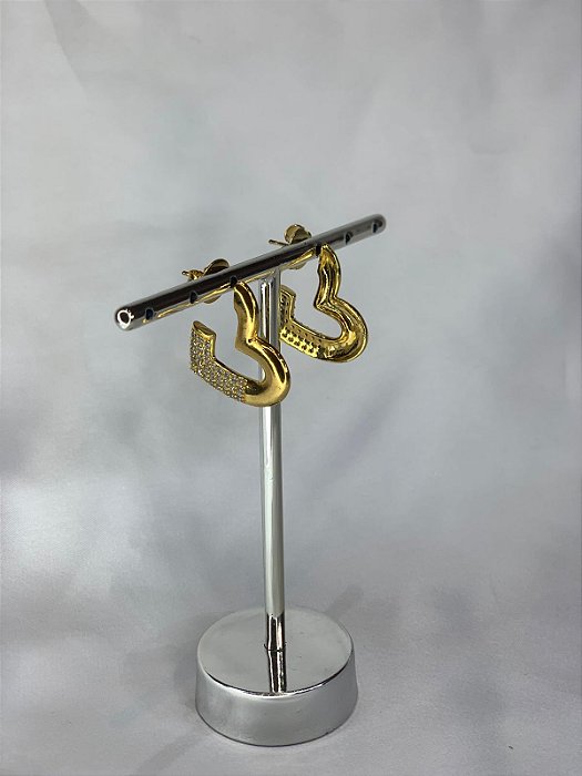 BRINCO CORAÇÃO COM DETALHES CRAVEJADO DOURADO