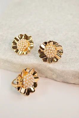 CONJUNTO DOURADO ANEL E BRINCOS FLOR COM PÉROLAS