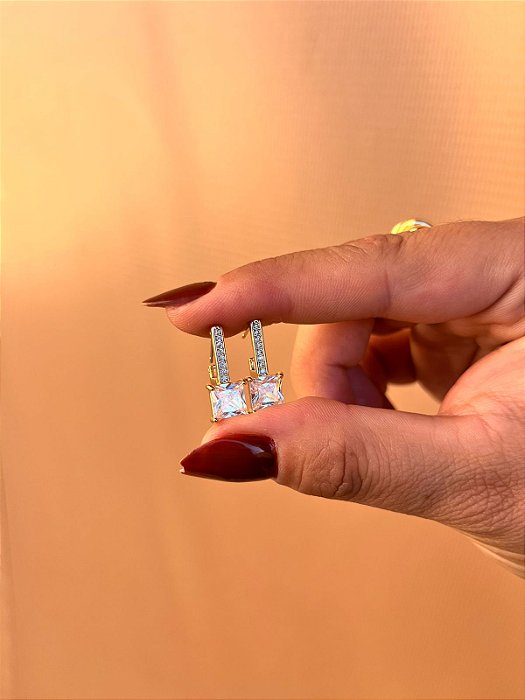 Brinco fixo cravejado com ponto de luz quadrado ouro