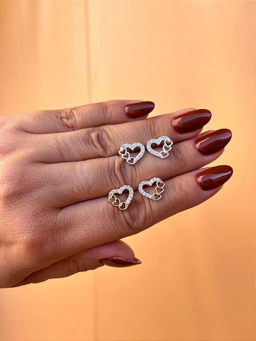 Brinco coração vazado com corações lateral ouro