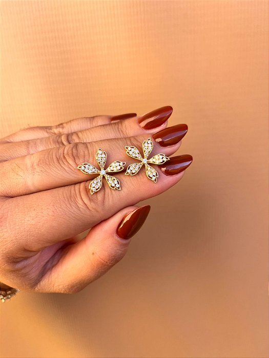 BRINCO FLOR CRAVEJADA OURO