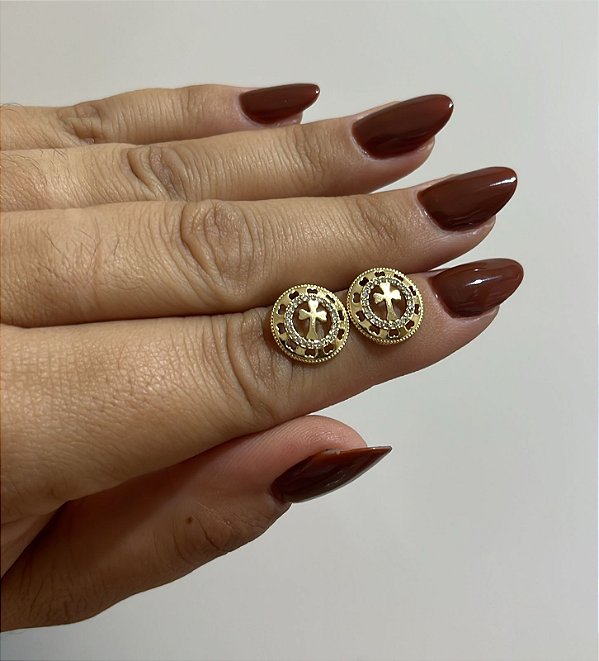 Brinco mandala P com crucifixo ouro