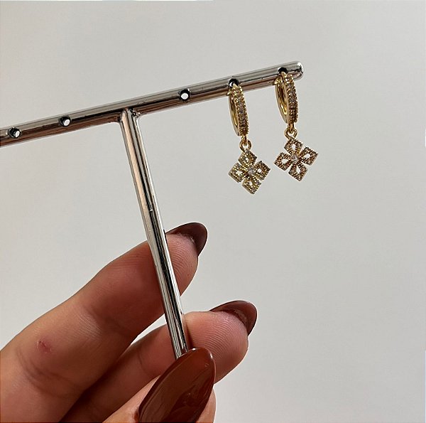 Brinco argolinha flor 4 pétalas ouro