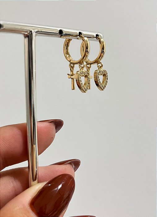 BRINCO ARGOLA CLIC COM CORAÇÃO CRAVEJADO E CRUZ OURO