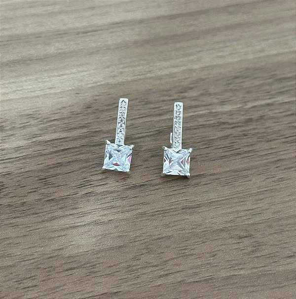 Brinco fixo cravejado com ponto de luz quadrado prata