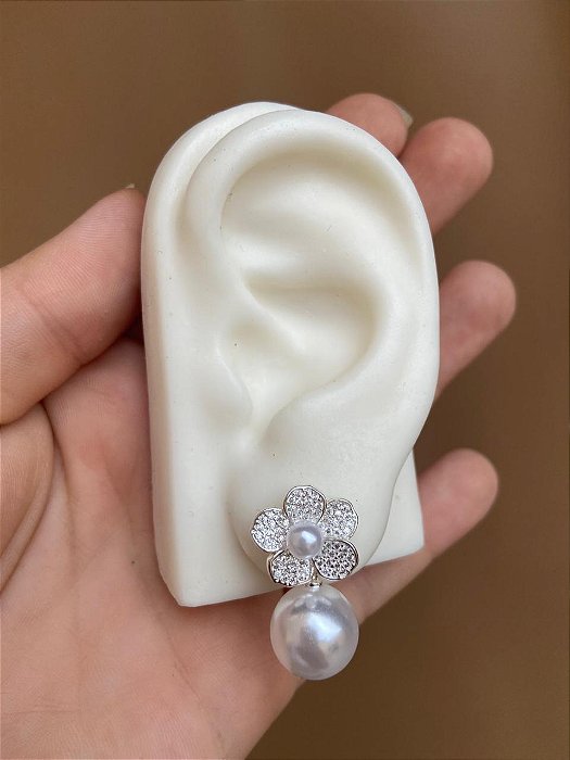 Brinco flor cravejada e perola prata
