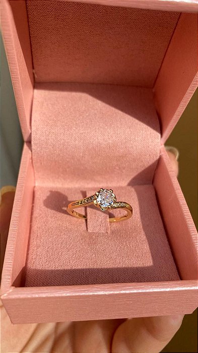 ANEL SOLITÁRIO CRAVEJADO TORCIDO