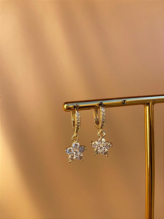 Brinco argolinha com flor cravejada ouro