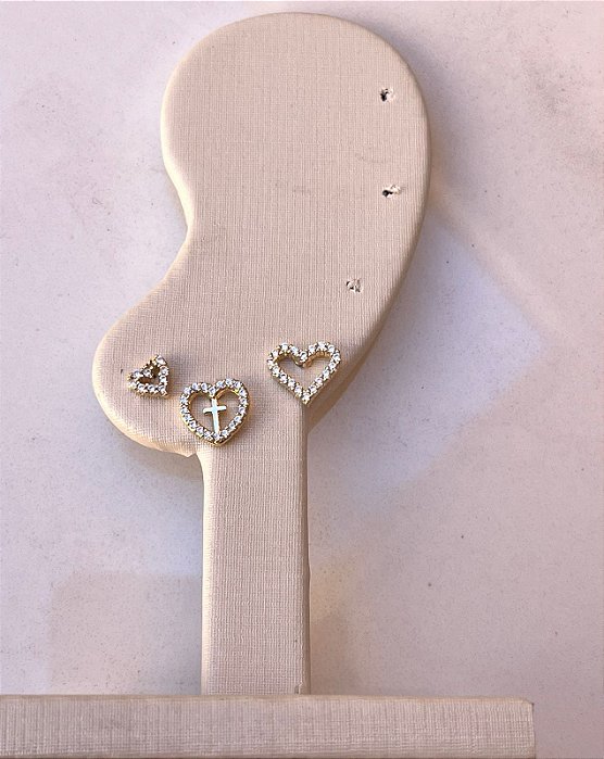 TRIO DE BRINCOS CORAÇÕES CRAVEJADOS COM CRUZ